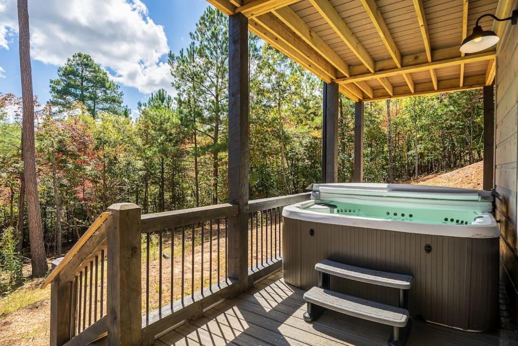 The Llaguna Lodge - New Cabin, Sleeps 10, Fire Pit, Hot Tub, In Blue Ridge , Ga Экстерьер фото